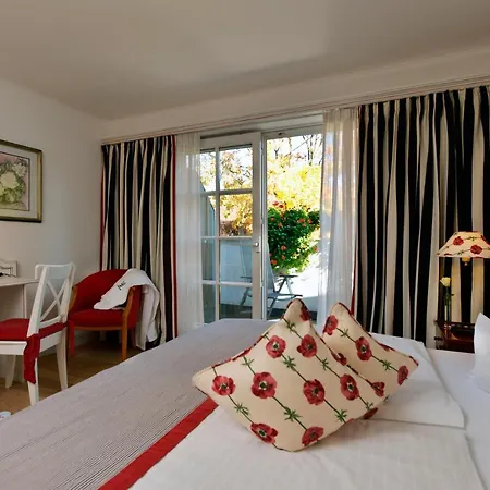 Romantik & Restaurant Hirsch 4*